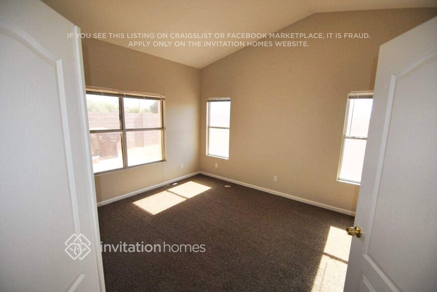 Building Photo - 7923 W Laurel Ln