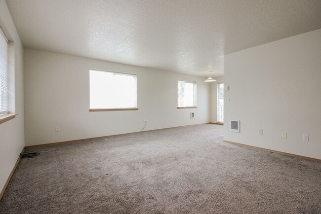 Building Photo - 2743 SW Jasmine Pl
