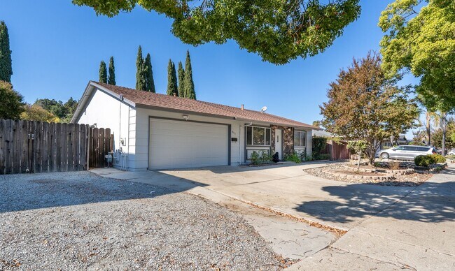 Building Photo - Coming Soon! 3 Bedroom Home in Great Gilroy Location!