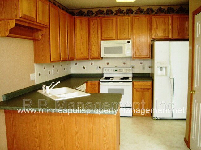 Building Photo - 15220 Florist Cir