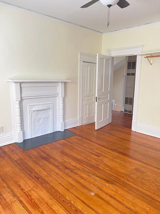 Building Photo - Spacious 3 Bed/2 Bath Home Minutes from Do...