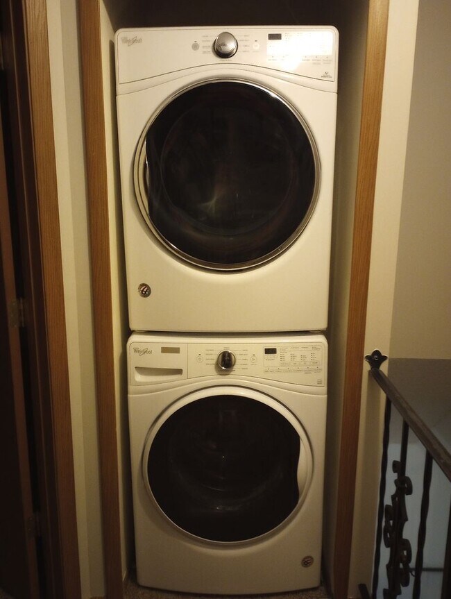 Building Photo - Two Bedroom Townhome