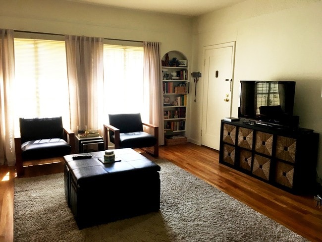 Living Room - 464 N Orange Grove Ave