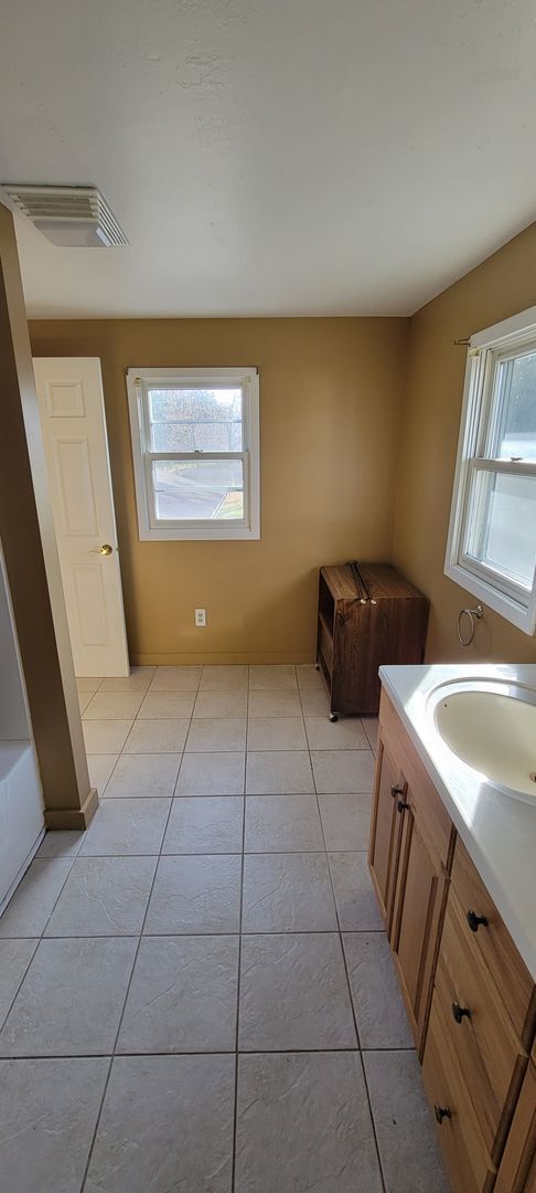Building Photo - Available August 1st - 3 Bed Home in Cloqu...