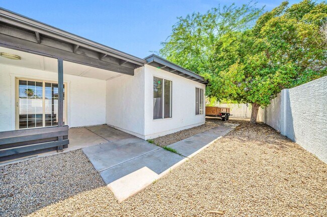 Building Photo - 3330 E Gelding Dr