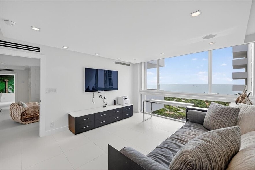 Building Photo - 2715 N Ocean Blvd