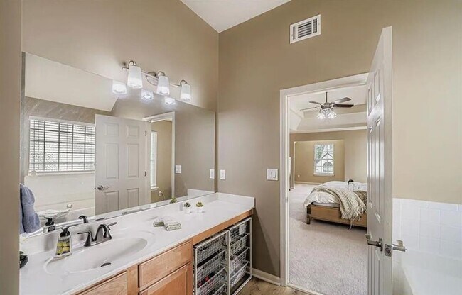 Building Photo - 1015 Pebble Creek Trail