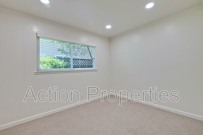 Building Photo - 1128 Kentwood Ave