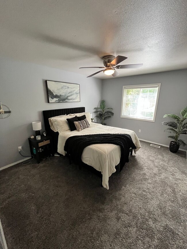 Building Photo - Newly Renovated 3 bed 2 bath home in the h...