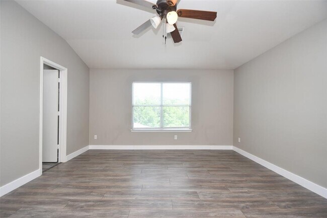 Building Photo - 24406 Lakecrest Village Dr
