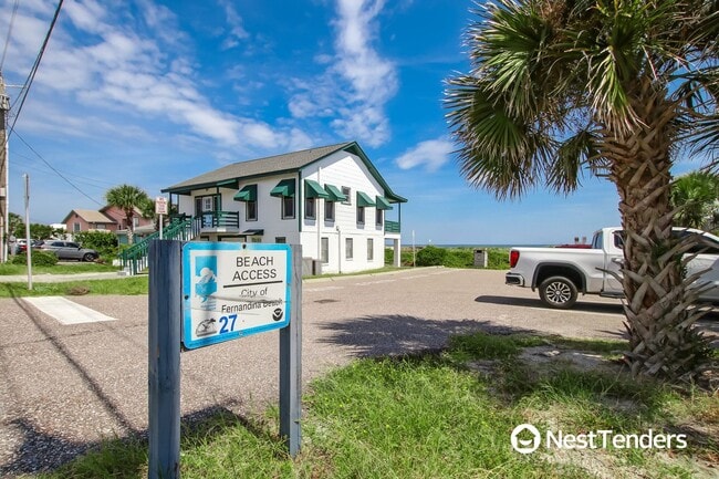 Building Photo - Island Life Awaits with a Short Walk to Beach Access Number 27!