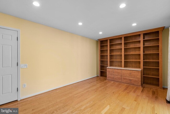 Building Photo - 11129 Hunt Club Dr