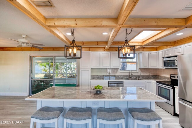 Building Photo - 3041 N Oleander Ave