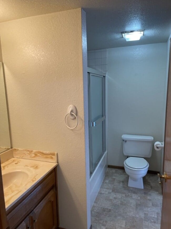 Building Photo - Redding townhome close to shopping with 1 car garage