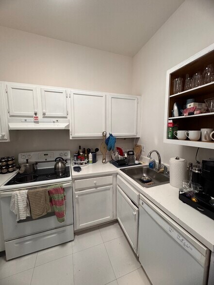 Building Photo - 48 Forest St