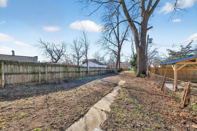 Building Photo - SECTION 8 WELCOME – 3BR Home with Covered Front Porch | $1,700