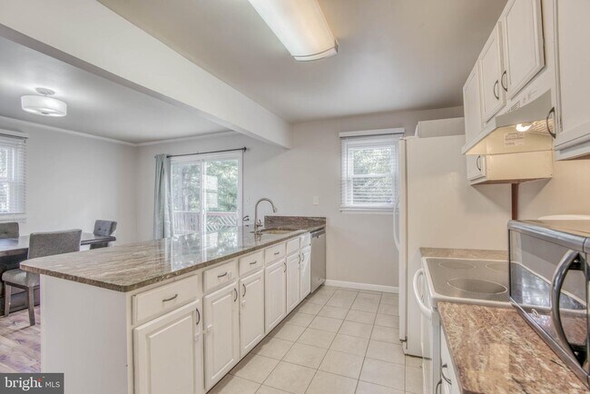 Building Photo - 9909 Maidbrook Rd