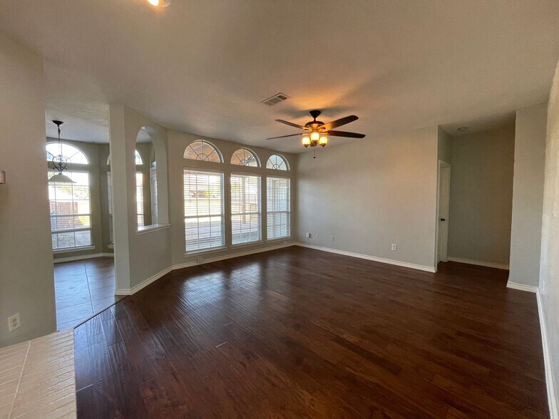 Building Photo - 2718 Bordeaux Dr