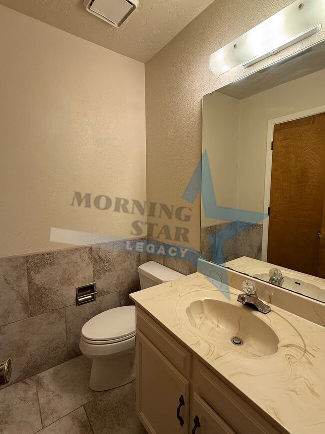 Building Photo - 3 Bed Condo W/ yard!