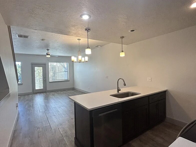 Building Photo - 106 Broken Pine Ln