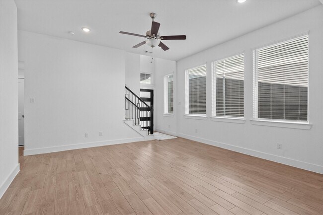 Building Photo - 120 Red Cascade Trl