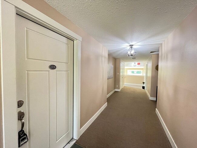 Building Photo - Lovely Private 2Bed + 1Bath Westmoreland Condo!! Secured Entry Building & Parking!