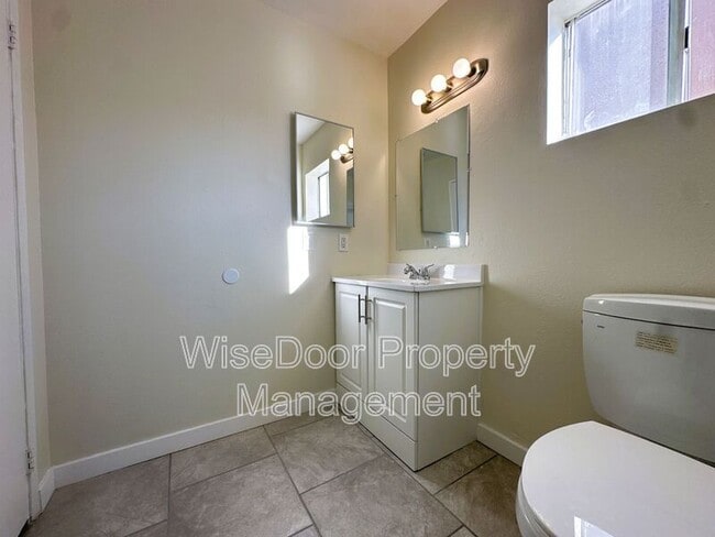 Building Photo - 450 E 4th St