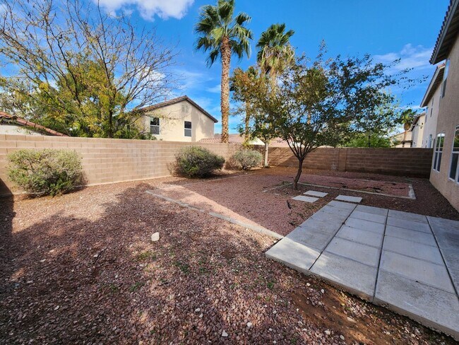 Building Photo - Beautiful former Model Home located near Southern Highlands Golf Club.