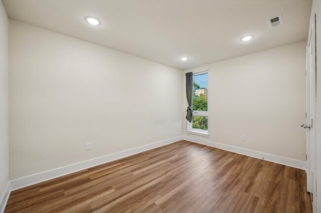 Building Photo - 1519 N Sydenham St