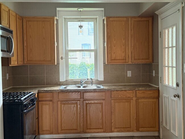 Building Photo - Charming 4-Bedroom Single-Family Home | Section?8 Eligible