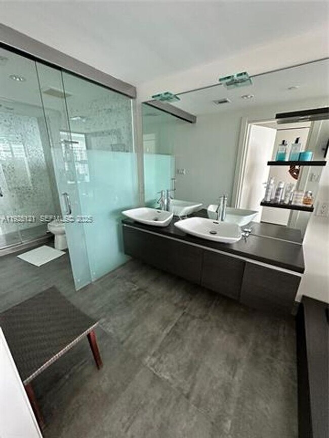 Building Photo - 200 Biscayne Blvd Way