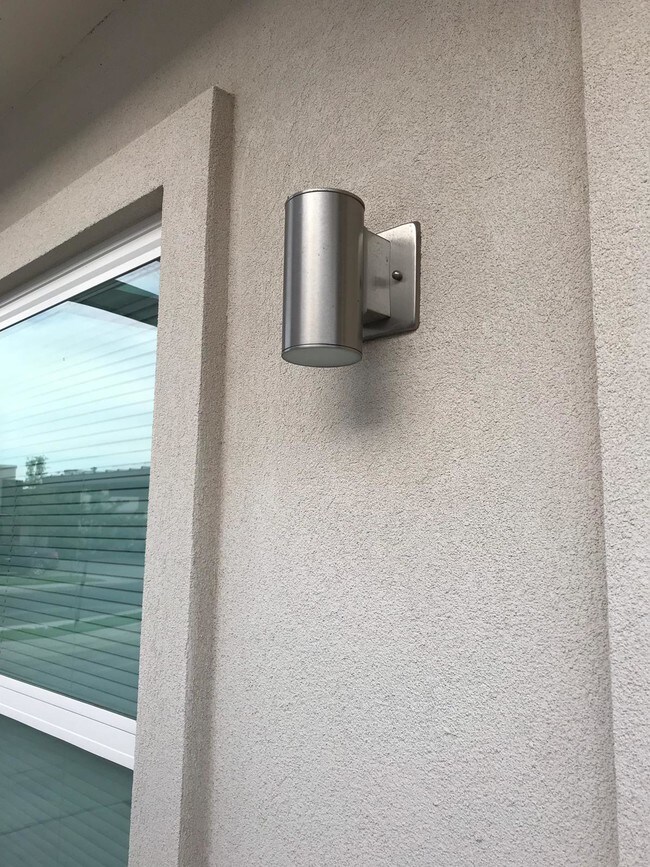 Building Photo - 904 E la Cantera Ave