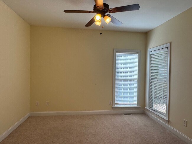 Building Photo - Beautiful Home in River Bluffs