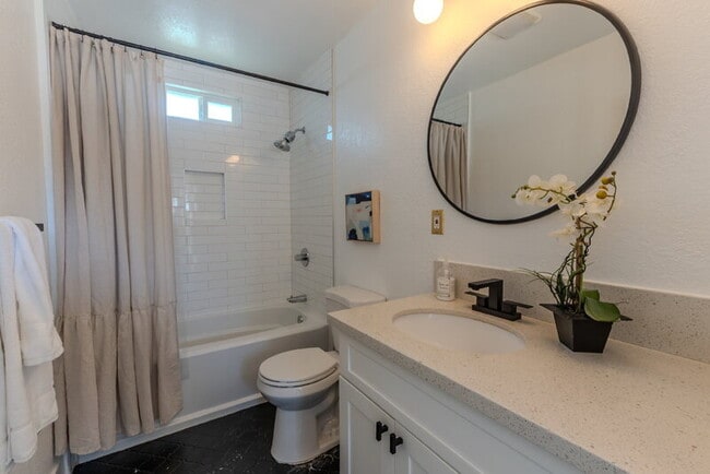 Building Photo - 3914 Somerset Dr