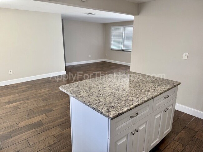 Building Photo - Single Family Home