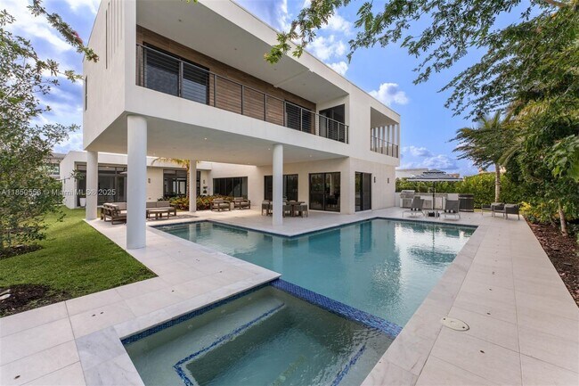 Building Photo - 16703 Botaniko Dr S