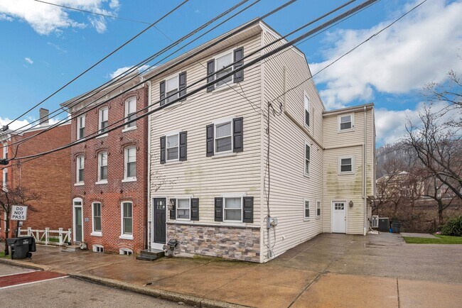 Building Photo - 203 Ford St