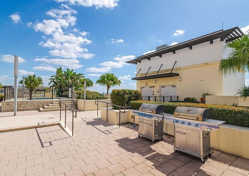 Building Photo - 1120 E Kennedy Blvd