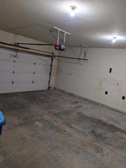 Building Photo - 709 Burgess Dr