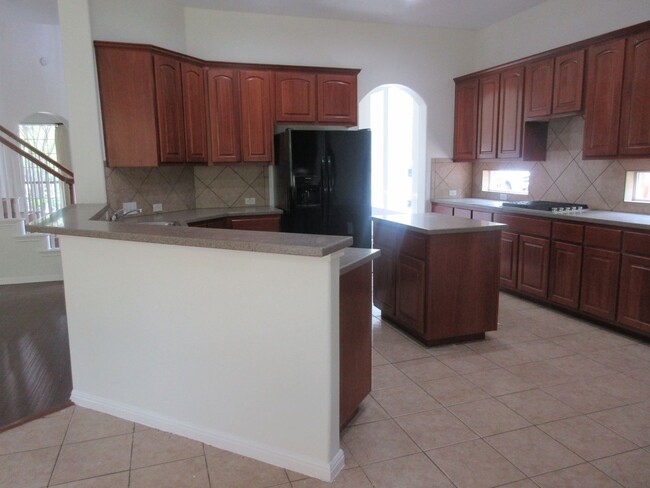Building Photo - Large 4-bedroom with Office in the Estates...
