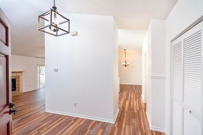 Building Photo - 1232 S Winterhawk Dr