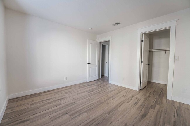 Building Photo - BEAUTIFUL 1 BEDROOM CONDO ON THE FIRST FLOOR!