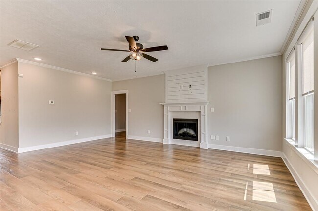 Building Photo - 419 Barrow Ln