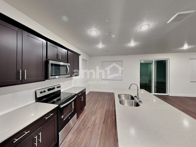 Building Photo - 1193 Redbud Dr