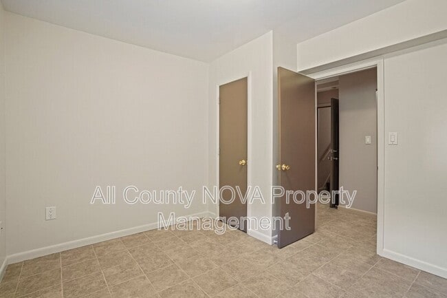 Building Photo - 6428 Earlham Dr