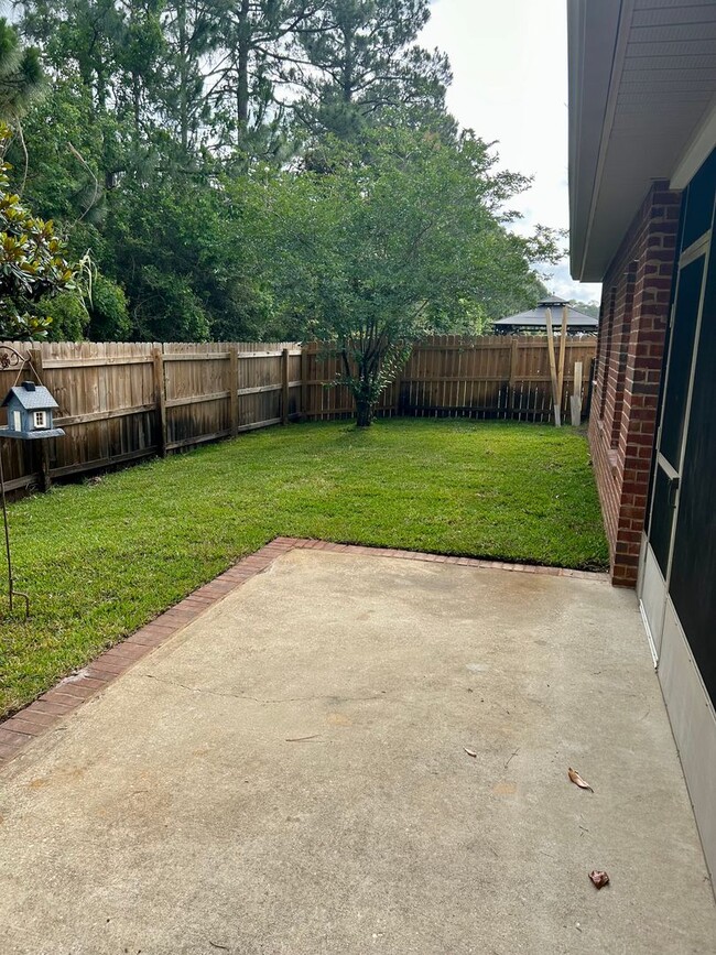 Building Photo - 3 Bedroom / 2 Bathroom Home on Corner Lot ...