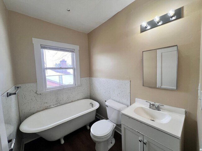 Building Photo - 1947 Sussex Pl