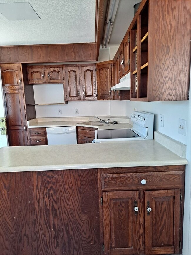 Building Photo - ALL PROSPECTIVE TENANTS MUST SUBMIT A $58 ...