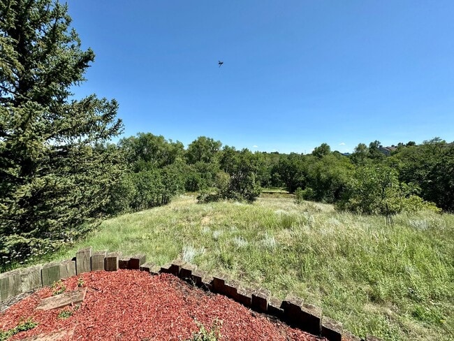 Building Photo - Well Maintained 3 bedroom end unit Townhom...