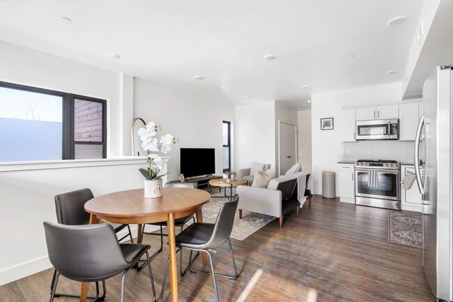 Building Photo - Modern 2 Bed / 2 Bath Townhome in Salt Lak...